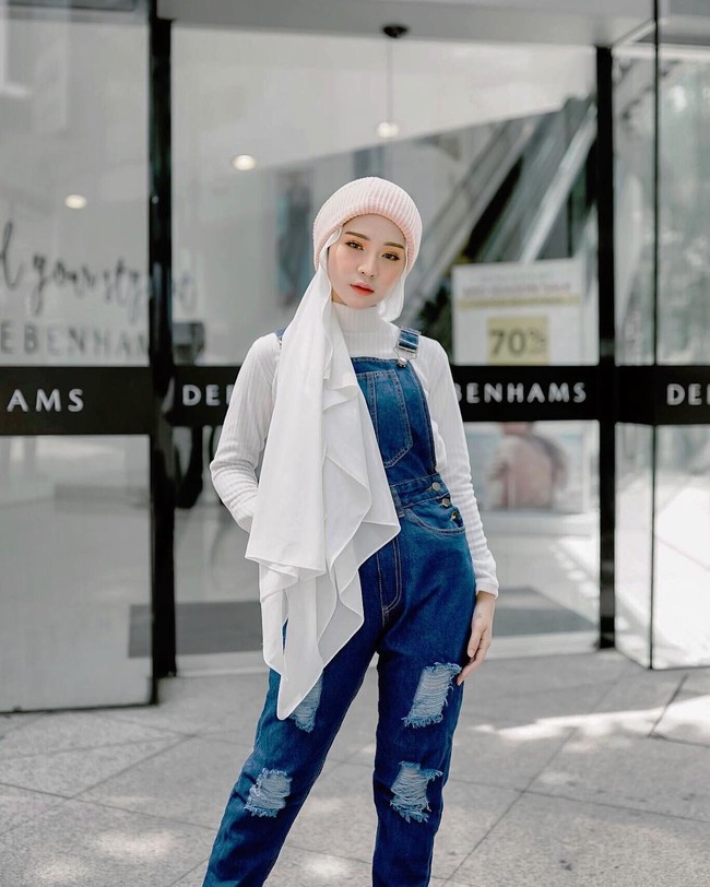 Hijabers Malaysia asal  Terengganu, Malaysia, itu biasa tampil dengan hijab yang simpel. Wajah cantik Adira sering disebut mirip artis Korea, Song Ji Hyo, yang sering muncul di serial Running Man. Foto: Dok. Instagram @adirasalahudi