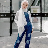 Hijabers Malaysia asal  Terengganu, Malaysia, itu biasa tampil dengan hijab yang simpel. Wajah cantik Adira sering disebut mirip artis Korea, Song Ji Hyo, yang sering muncul di serial Running Man. Foto: Dok. Instagram @adirasalahudi