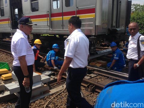  Gerbong KRL yang anjlok dievakuasi di dekat Stasiun Jatinegara, Senin (30/10/2017)