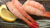Udang dengan sensasi rasa manis bernama amaebi menjadi sushi topping udang versi setengah matang. Foto: Istimewa