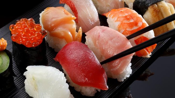 Gara-gara makan sushi dengan daging ikan mentah, pria di Korea Selatan terinfeksi dan tangannya harus diamputasi. Foto: iStock Gara-gara makan sushi dengan daging ikan mentah, pria di Korea Selatan terinfeksi dan tangannya harus diamputasi. Foto: iStock