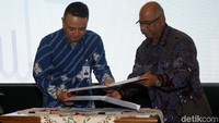 Managing Director Commercial Banking PT Bank Tabungan Negara (Persero) Tbk. Oni Febriarto R (kiri) dan Direktur Direktorat Pengelolaan Kas Negara Dirjen Perbendaharaan Kementerian Keuangan Rudy Widodo (kanan) bertukar naskah kerja sama.