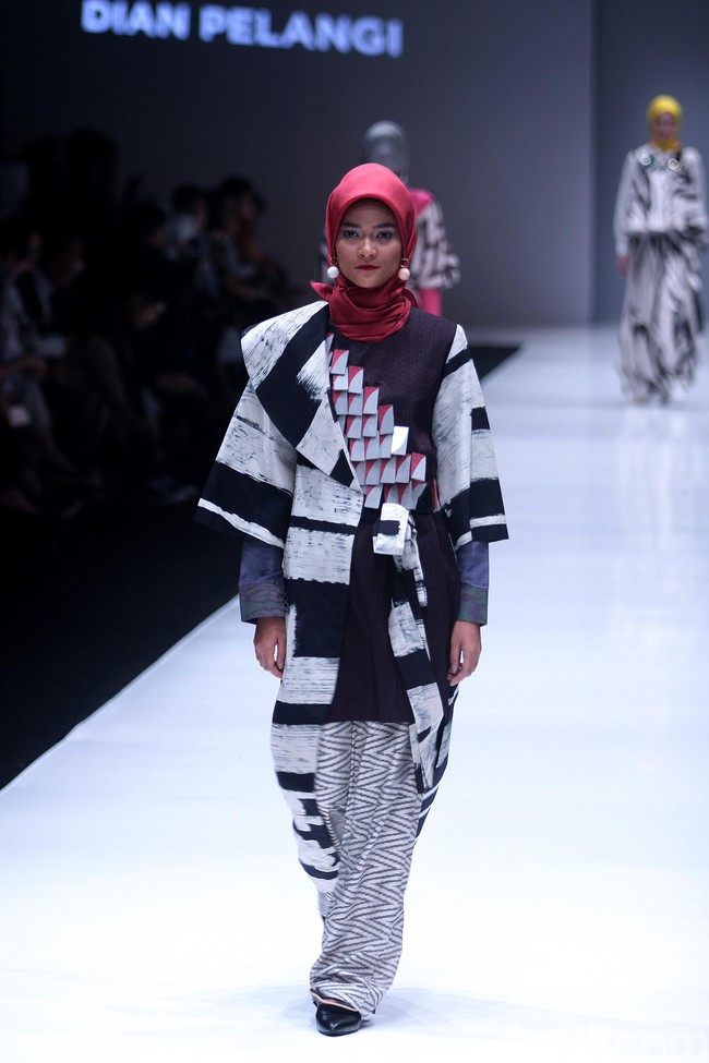 Koleksi terbaru desainer Dian Pelangi yang mengangkat tema bertajuk Arsiran di Jakarta Fashion Week 2018. Senayan City, Jakarta, Minggu (22/10/2017). Foto: Mohammad Abduh/Wolipop