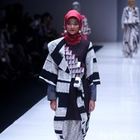 Koleksi terbaru desainer Dian Pelangi yang mengangkat tema bertajuk Arsiran di Jakarta Fashion Week 2018. Senayan City, Jakarta, Minggu (22/10/2017). Foto: Mohammad Abduh/Wolipop