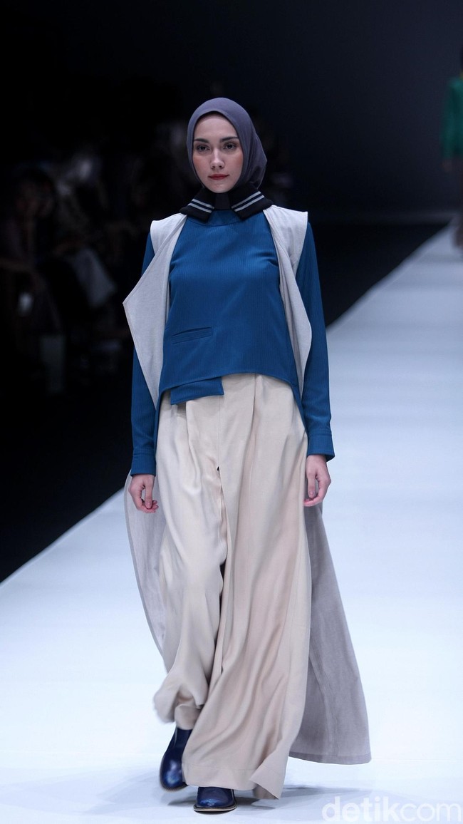 koleksi terbaru L.tru dan Mice Cartoon menampilkan koleksi busana cerah bersiluet simpel dan elegan. Yang mengangkat tema Dear Women di Jakarta Fashion Week 2018, Senayan City, Jakarta. Foto: Mohammad Abduh/Wolipop