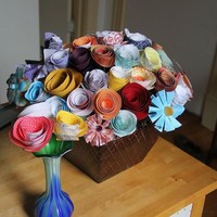 Merayakan ulang tahun pertama pernikahan, seorang suami menghadiahi istrinya sebuket bunga kertas buatannya sendiri. Foto: Dok. Bored Panda