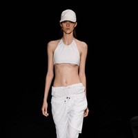 Kematian Luisel Ramos pada 2006 mengejutkan industri fashion. Model asal Uruguay ini meninggal karena serangan jantung saat berjalan di catwalk. Kabarnya, ia hanya mengonsumsi daun selada selama tiga bulan sebelum tewas di usia 22 tahun. (Foto: ist.)