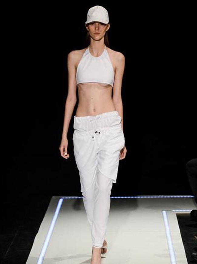 Kematian Luisel Ramos pada 2006 mengejutkan industri fashion. Model asal Uruguay ini meninggal karena serangan jantung saat berjalan di catwalk. Kabarnya, ia hanya mengonsumsi daun selada selama tiga bulan sebelum tewas di usia 22 tahun. (Foto: ist.)