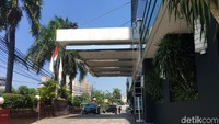 Selain itu, kondisi gedung Hotel Alexis terlihat sedang dalam perbaikan. Terlihat ada beberapa petugas yang sedang menaiki gondola untuk membersihkan kaca hotel.
