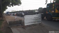Jalan Lodan Raya adalah jalur sibuk. Kemacetan adalah hal yang lumrah di sini. Kendaraan roda dua, mobil, angkutan umum, hingga truk biasa berjubel di sini. Dipotret pada Minggu (29/10) kemarin. (Cici Marlina Rahayu/detikcom)