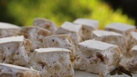Turron seperti permen. Potongannya berisi gula, madu dan putih telur. Biasa ada tambahan kacang-kacangan seperti almond atau pistachio. 