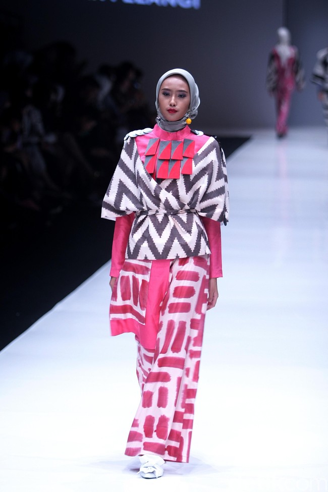 Koleksi terbaru desainer Dian Pelangi yang mengangkat tema bertajuk Arsiran di Jakarta Fashion Week 2018. Senayan City, Jakarta, Minggu (22/10/2017). Foto: Mohammad Abduh/Wolipop
