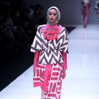 Koleksi terbaru desainer Dian Pelangi yang mengangkat tema bertajuk Arsiran di Jakarta Fashion Week 2018. Senayan City, Jakarta, Minggu (22/10/2017). Foto: Mohammad Abduh/Wolipop