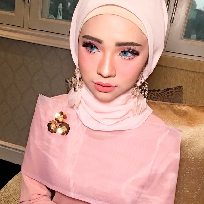 Cantiknya Adira Salahudi memakai dress pink dan makeup penuh. Tambahan anting pada hijabnya membuat penampilan lebih atraktif. Foto: Dok. Instagram @adirasalahudi