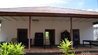 Rumah ini punya selasar belakang seluas 42,25 m² yang digunakan Bung Hatta untuk sekolah sore mengajar warga sekitar Banda Neira. Rumah ini juga punya selasar depan seluas 29,25 m² lengkap dengan pintu depan dan belakang. (dok. Syanti/detikTravel)