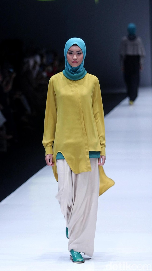 koleksi terbaru L.tru dan Mice Cartoon menampilkan koleksi busana cerah bersiluet simpel dan elegan. Yang mengangkat tema Dear Women di Jakarta Fashion Week 2018, Senayan City, Jakarta. Foto: Mohammad Abduh/Wolipop