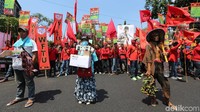 Para buruh dari berbagai macam perusahaan ini juga menggelar aksi teatrikal.
