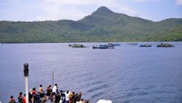 KKP dibantu oleh TNI dan Polri, melakukan penenggelaman di 12 lokasi, yaitu Aceh, Pontianak, Bali, Sorong, Merauke, Belawan, Tarempa, Natuna, Tarakan, Bitung, Ternate, dan Ambon, ujar Susi. Inilah kawasan Kabupaten Natuna yang jadi kuburan kapal ikan ilegal itu (Lilly Aprilya Pregiwati/Humas KKP)