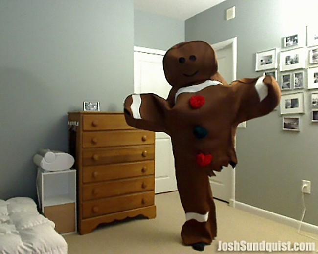 Josh Sundquist berubah menjadi gingerbread man dari film Shrek saat Halloween 2010. Foto: Dok. Josh Squndquist