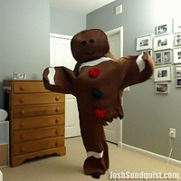Josh Sundquist berubah menjadi gingerbread man dari film Shrek saat Halloween 2010. Foto: Dok. Josh Squndquist