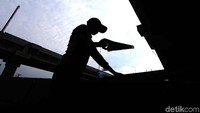 Seorang pekerja tengah menyelesaikan pembangunan ruas Tol Becakayu yang terus dipercepat pengerjaannya, Senin (30/10/2017).