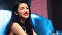 Ia tampil santai dengan busana serba hitam yang dipadukan blus putih. Pool/Ismail/detikFoto.