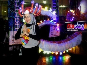 Unik, Ketika Istri Ridwan Kamil Si Cinta Bergaya dengan Mahkota Gurita