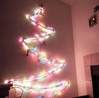 Pohon Natal dari lampu ini menjadi momen mengharukan untuk pasangan yang pernah tidak mampu beli pohon Natal. Sang suami membuat pohon Natal dari lampu yang didapatnya dari meminjam ke orang lain. Pohon itu dipajang di apartemen mereka yang saat itu tidak memiliki banyak barang. Foto: Dok. Bored Panda