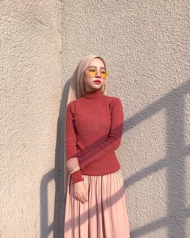 Meski hanya memakai rok panjang dan blouse polos, Adira Salahudi tetap terlihat cantik natural. Kacamata berbingkai tipis menyempurnakan gayanya kali ini. Foto: Dok. Instagram @adirasalahudi