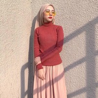 Meski hanya memakai rok panjang dan blouse polos, Adira Salahudi tetap terlihat cantik natural. Kacamata berbingkai tipis menyempurnakan gayanya kali ini. Foto: Dok. Instagram @adirasalahudi