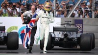 Perolehan angka Hamilton sejumlah 333 poin sudah dipastikan tidak lagi bisa terkejar oleh Vettel yang sejauh ini memiliki 277 poin, bahkan jika rival terdekatnya itu bisa memenangi dua seri sisa. (Foto: Edgard Garrido/Reuters)