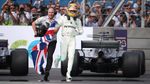 Foto: Hamilton Jadi Juara Dunia Usai Raih Finis Terburuknya di 2017