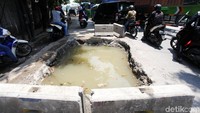 Lubang-lubang yang cukup parah tersebut kini menjadi kubangan air. 