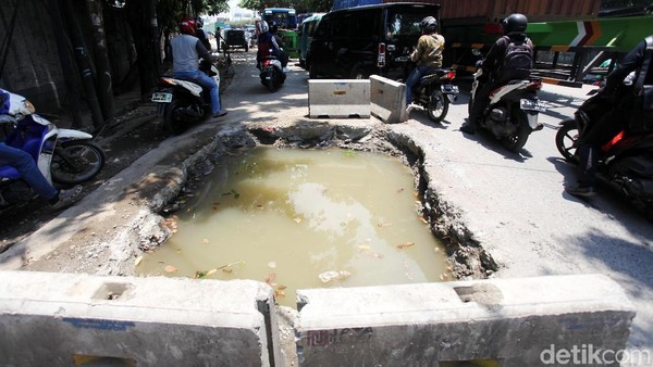 Begini Lubang Menganga di Lodan Raya yang Bahayakan Pengendara