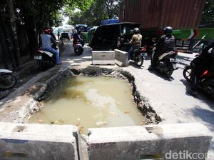 Begini Lubang Menganga di Lodan Raya yang Bahayakan Pengendara