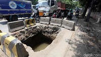 Hal itu dilakukan oleh para petugas karena lubang itu sudah banyak menelan korban.