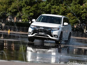 Mitsubishi Serahkan 10 Mobil Listrik ke Pemerintah Indonesia