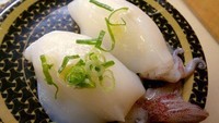 Di Indonesia hampir tak pernah menemui sushi ini. Kalau di Jepang, ada sushi yang disajikan bersama dengan cumi-cumi atau ika segar yang kenyal saat dikunyah. Foto: Istimewa