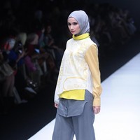 koleksi terbaru L.tru dan Mice Cartoon menampilkan koleksi busana cerah bersiluet simpel dan elegan. Yang mengangkat tema Dear Women di Jakarta Fashion Week 2018, Senayan City, Jakarta. Foto: Mohammad Abduh/Wolipop