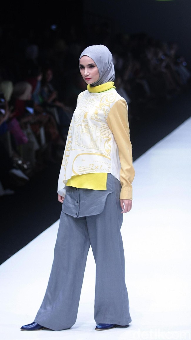 koleksi terbaru L.tru dan Mice Cartoon menampilkan koleksi busana cerah bersiluet simpel dan elegan. Yang mengangkat tema Dear Women di Jakarta Fashion Week 2018, Senayan City, Jakarta. Foto: Mohammad Abduh/Wolipop