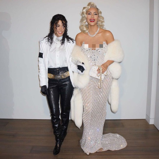 Di pesta Halloween lainnya, Kim bertransformasi lagi jadi Madonna. Ia pergi bersama Kourtney Kardashian yang menjadi Michael Jackson. Foto: Dok. Getty Images dan Instagram