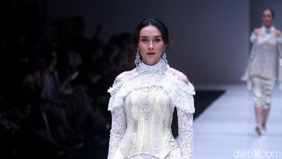 Foto: 14 Koleksi Terbaru Barli Asmara Terinspirasi Gaya Fashion Abad ke-16