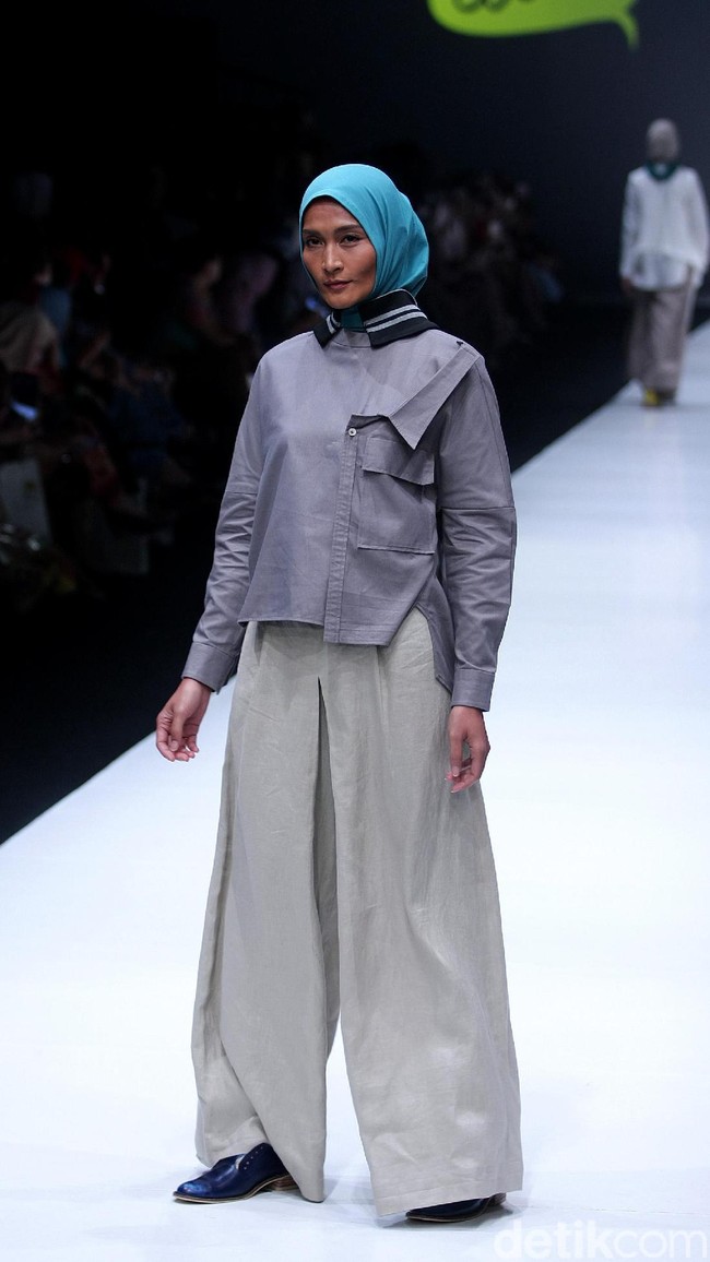 koleksi terbaru L.tru dan Mice Cartoon menampilkan koleksi busana cerah bersiluet simpel dan elegan. Yang mengangkat tema Dear Women di Jakarta Fashion Week 2018, Senayan City, Jakarta. Foto: Mohammad Abduh/Wolipop