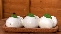 Mozzarella di bufala merupakan keju yang terbuat dari kerbau Italia. Ini lebih creamy dan kaya daripada mozzarella biasanya.
