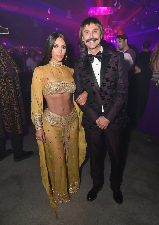 Untuk Halloween 2017 ini, Kim Kardashian tampil total dengan berubah wujud hingga tiga kali dalam sehari. Pertama ia tampil sebagai Cher.Foto: Dok. Getty Images dan Instagram