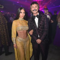 Untuk Halloween 2017 ini, Kim Kardashian tampil total dengan berubah wujud hingga tiga kali dalam sehari. Pertama ia tampil sebagai Cher.Foto: Dok. Getty Images dan Instagram