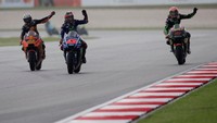 Sementara itu Maverick Vinales memastikan bakal finis di posisi tiga klasemen akhir, usai menyudahi balapan di Sepang pada posisi sembilan. (Foto: Mirco Lazzari gp/Getty Images)
