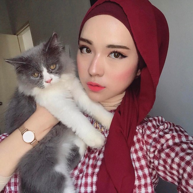 Wajah Adira Salahudi tampak flawless dan senang menerapkan riasan natural dengan sentuhan blush on merah muda.  Foto: Dok. Instagram @adirasalahudi