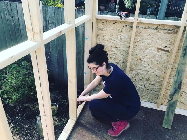 Charlotte menggunakan kebun belakang rumah kakeknya untuk membangun rumah mungil yang akan ditinggali olehnya bersama anaknya yang masih berusia enam dan dua tahun. Foto: Facebook