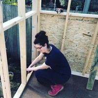 Charlotte menggunakan kebun belakang rumah kakeknya untuk membangun rumah mungil yang akan ditinggali olehnya bersama anaknya yang masih berusia enam dan dua tahun. Foto: Facebook